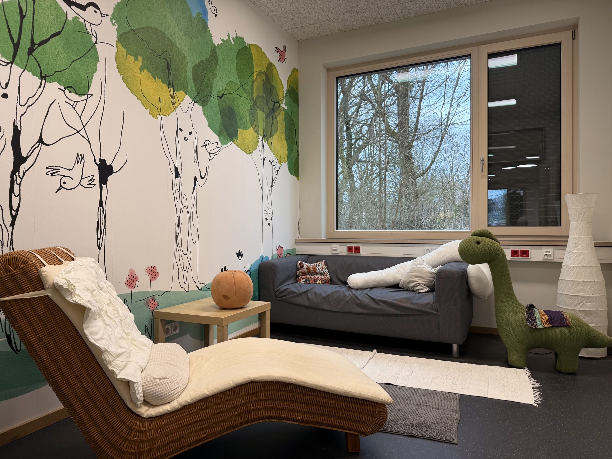 Gemütlich eingerichteter Raum mit Sofa und Liege