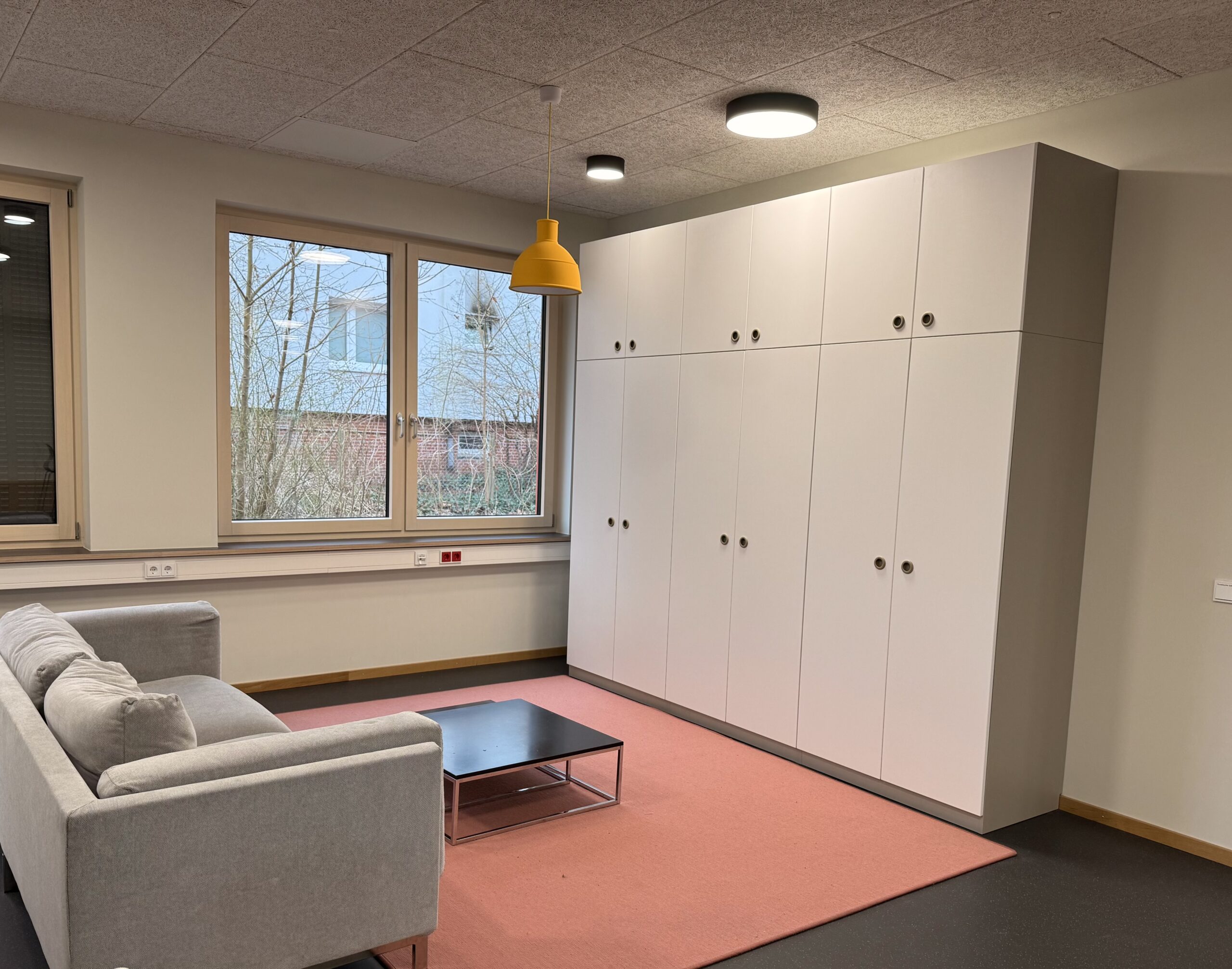 Ein Raum mit einem großen Schrank und einem Sofa