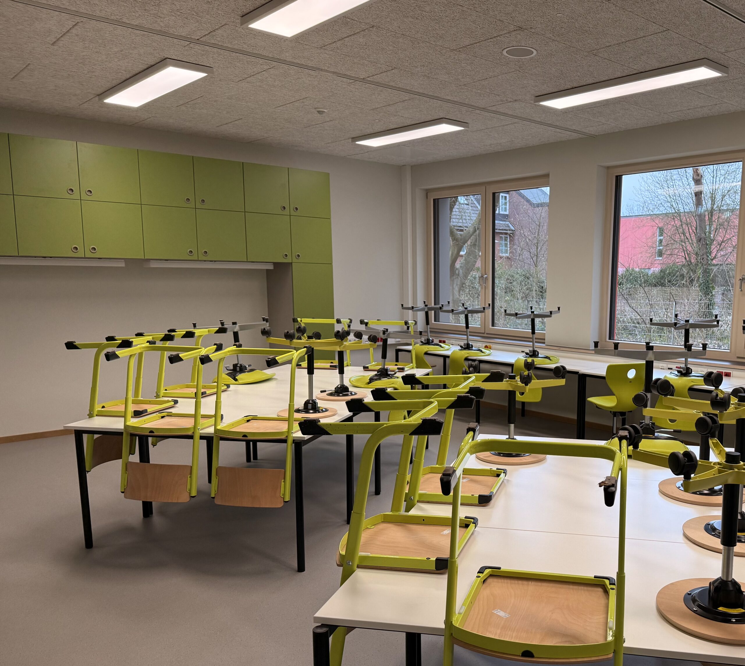 Ein Klassenzimmer mit hochgestellten Stühlen
