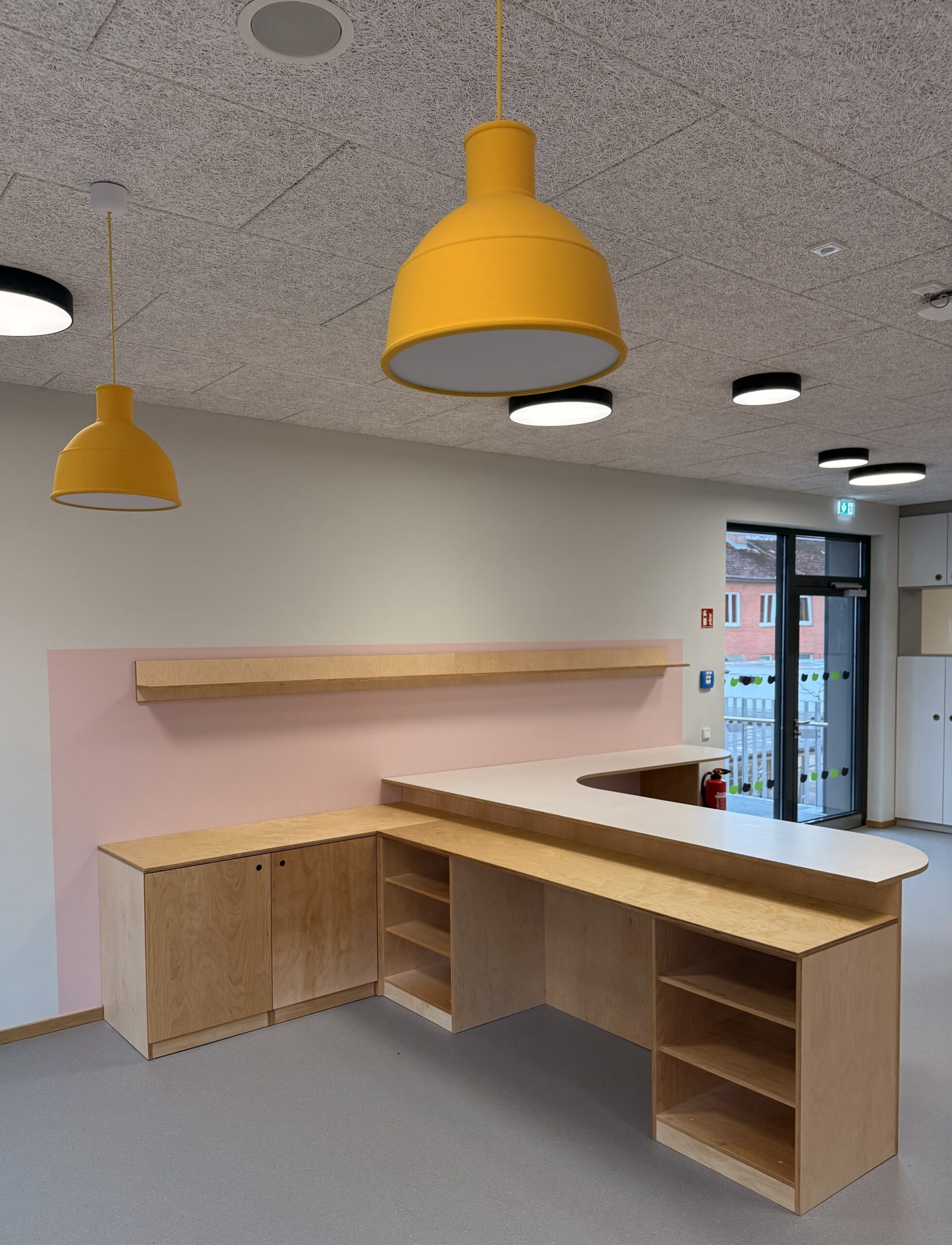 Theke mit Ablagemöglichkeiten